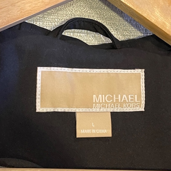 Black windbreaker jacket zip up with gold accents - Picture 13 of 16